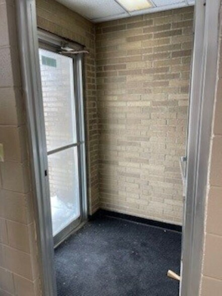 126 S 4th St, Dekalb, IL for lease - Building Photo - Image 2 of 14