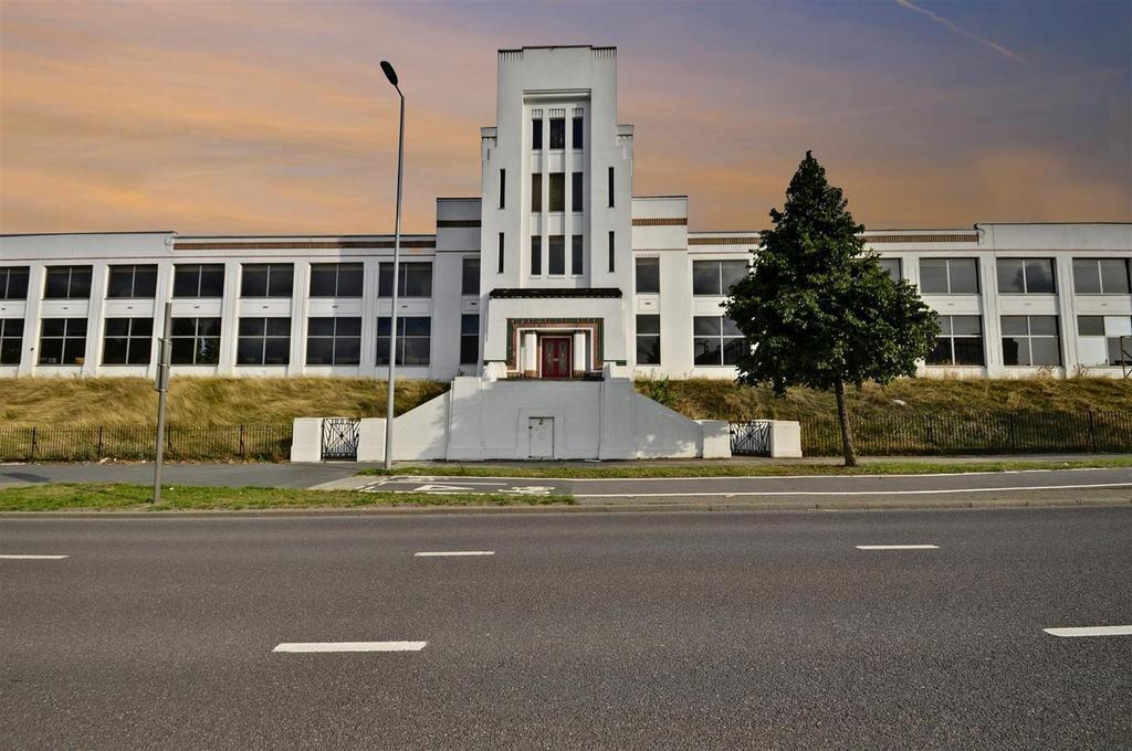 981 Great West Rd, Brentford for lease Building Photo- Image 1 of 7