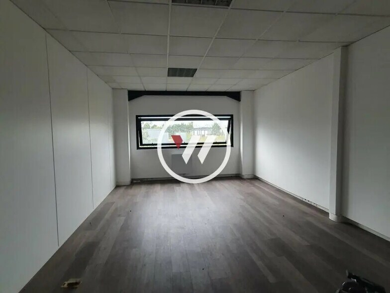 Office in Tremblay-en-France for lease - Interior Photo - Image 2 of 3