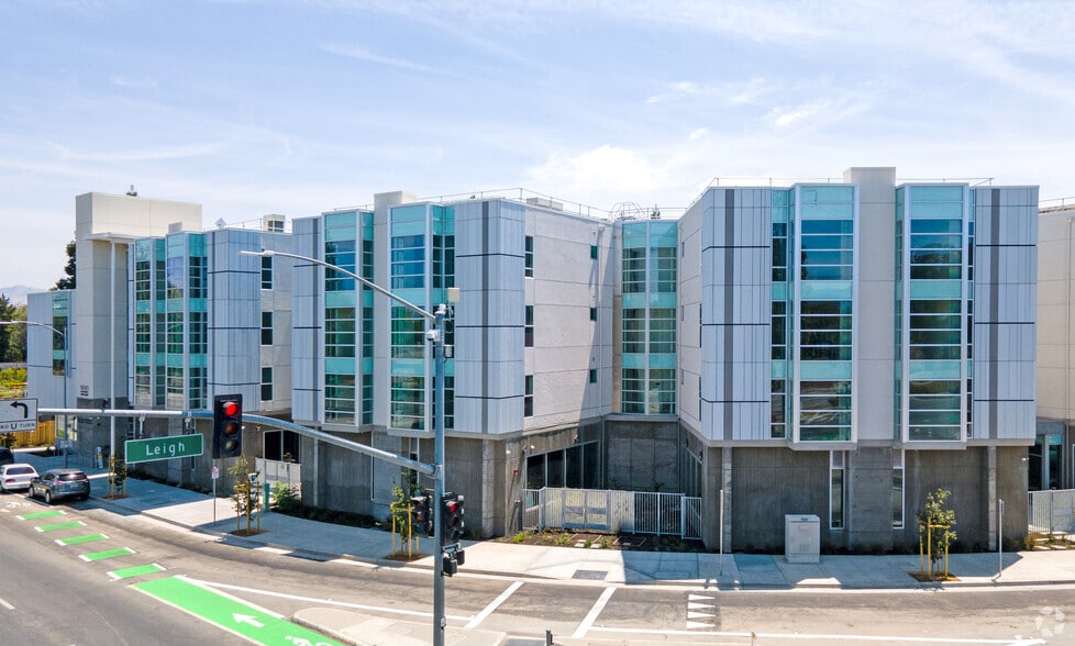 1690 Southwest Expy, San Jose, CA à louer - Photo du bâtiment - Image 2 de 18