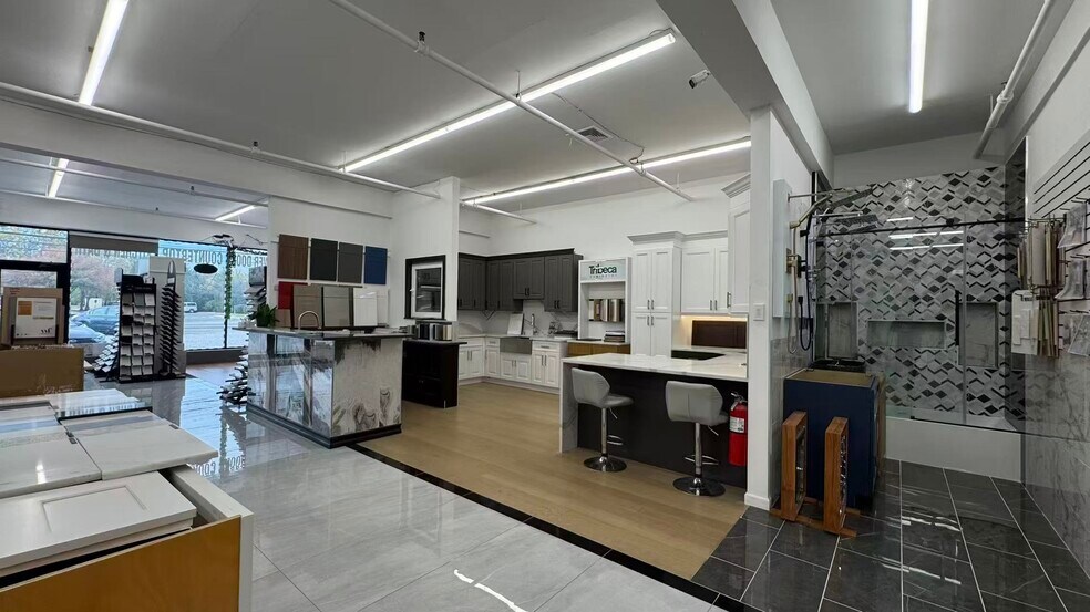 22-28 Hempstead Tpke, Farmingdale, NY à louer - Photo du bâtiment - Image 2 de 9