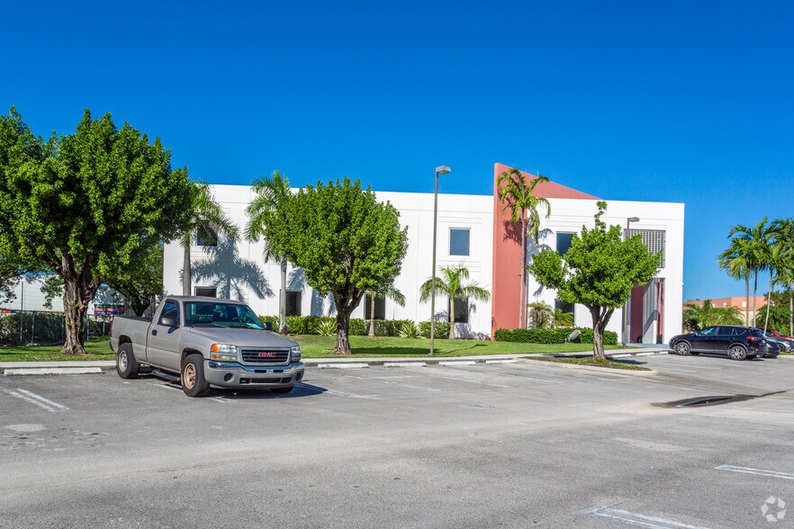 12600 NW 107th Ave, Medley, FL à louer - Photo du bâtiment - Image 3 de 6