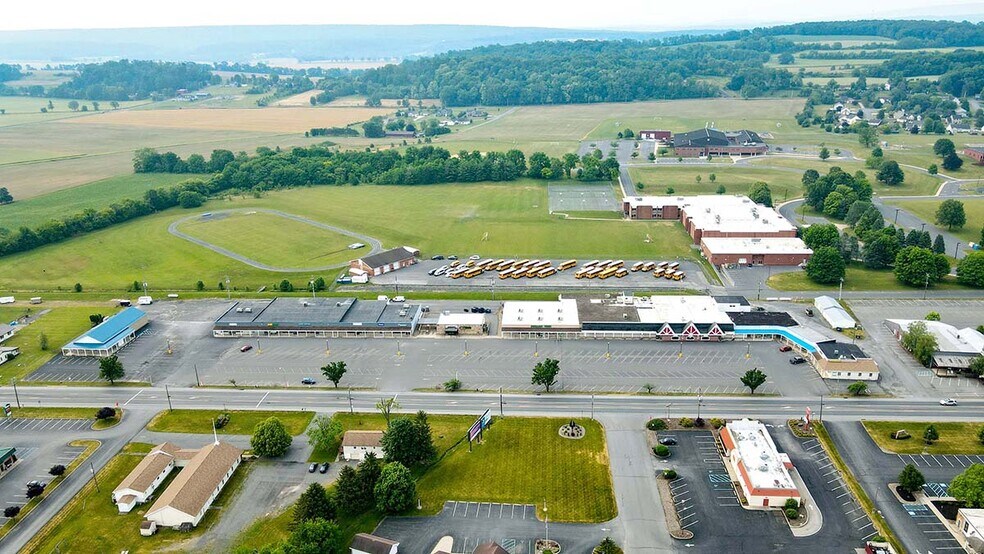 45 E Chestnut St, Mifflinburg, PA à louer - Photo du bâtiment - Image 2 de 13