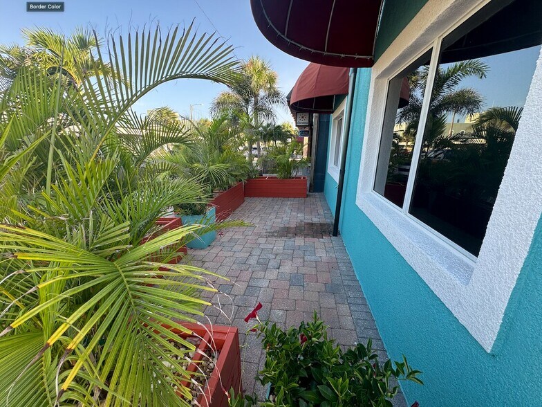 222 N 1st St, Cocoa Beach, FL à vendre - Photo du bâtiment - Image 2 de 4