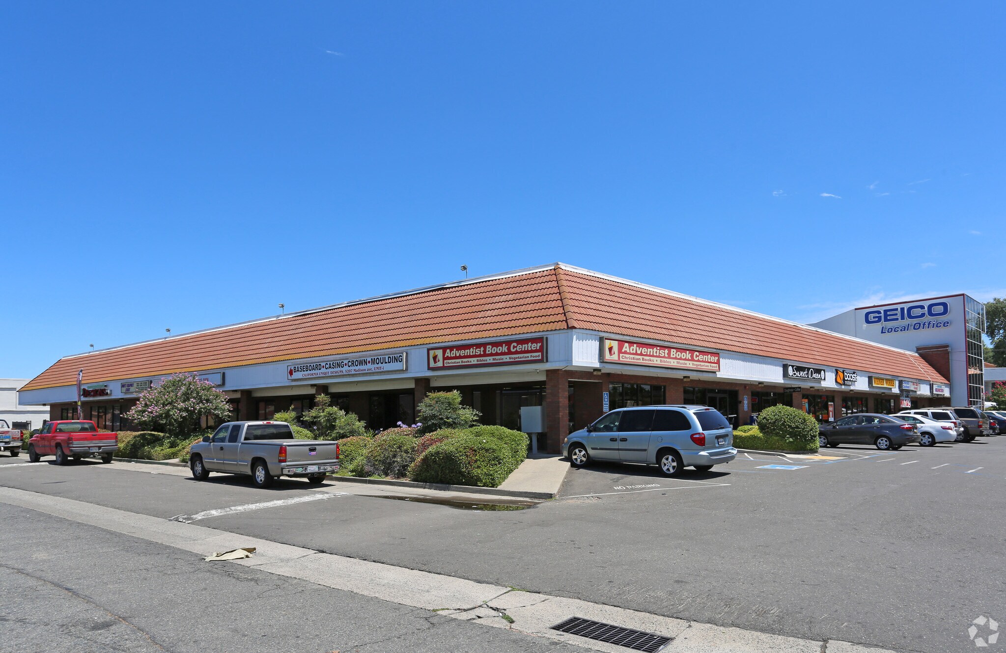 5207 Madison Ave, Sacramento, CA à louer Photo du bâtiment- Image 1 de 2