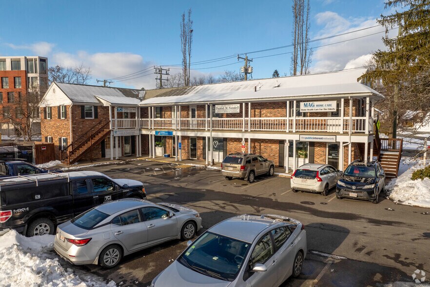 228 Triangle St, Amherst, MA à vendre - Photo principale - Image 1 de 7