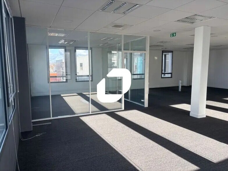 Office in Bordeaux for lease - Building Photo - Image 2 of 13