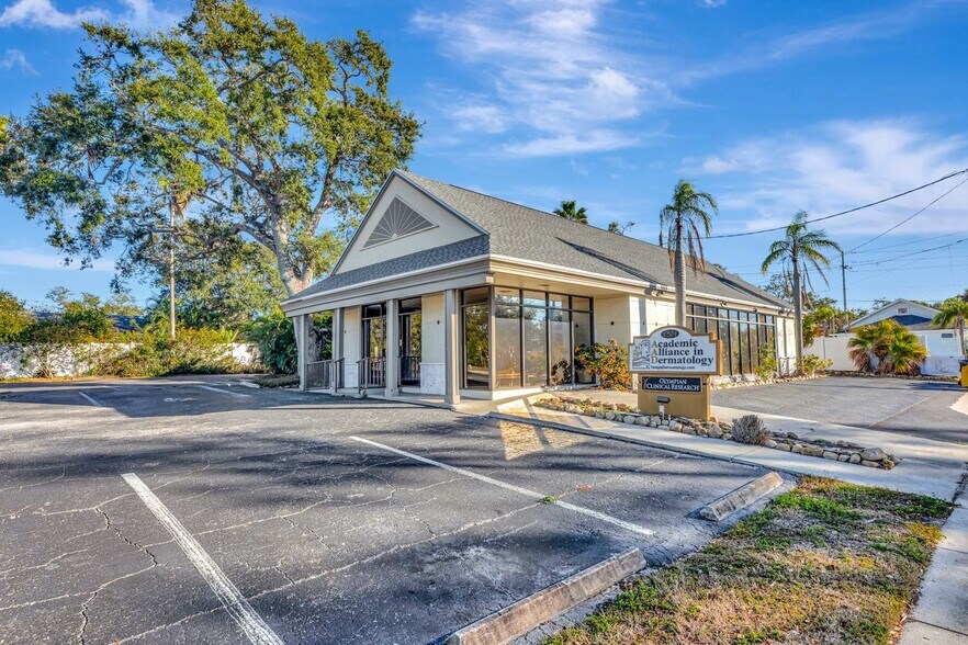 1201 S Myrtle Ave, Clearwater, FL à vendre - Photo du bâtiment - Image 2 de 37