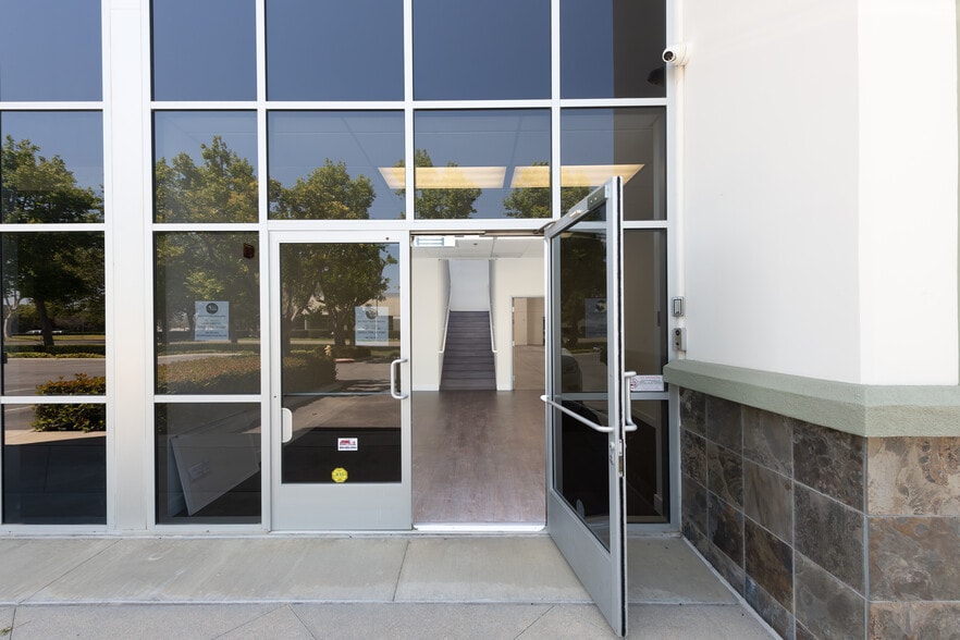4750 Calle Carga, Camarillo, CA à vendre - Photo du bâtiment - Image 3 de 14