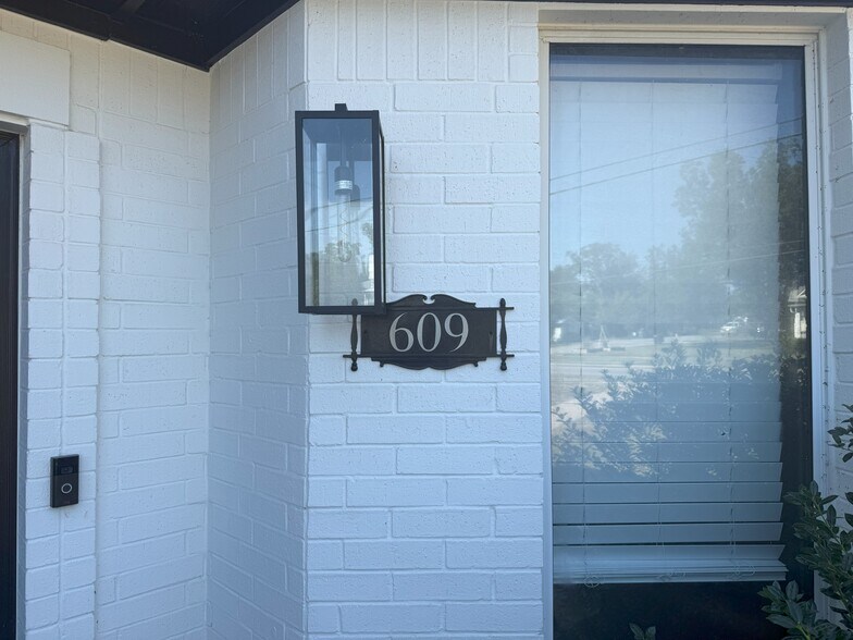 609 E Main St, Round Rock, TX à louer - Photo du bâtiment - Image 3 de 13