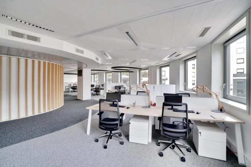 47 Rue Louis Blanc, Courbevoie for lease - Building Photo - Image 2 of 26