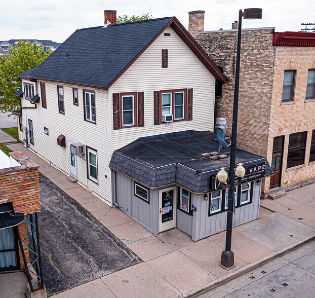 113-115 S Main St, Oconomowoc, WI à vendre - Photo du bâtiment - Image 1 de 2
