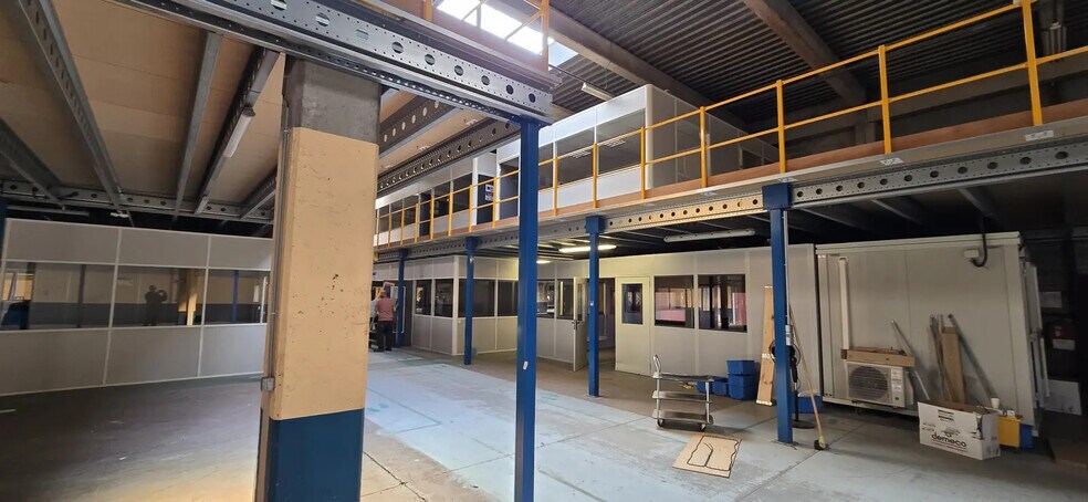 Flex in Vitrolles for lease - Interior Photo - Image 3 of 10