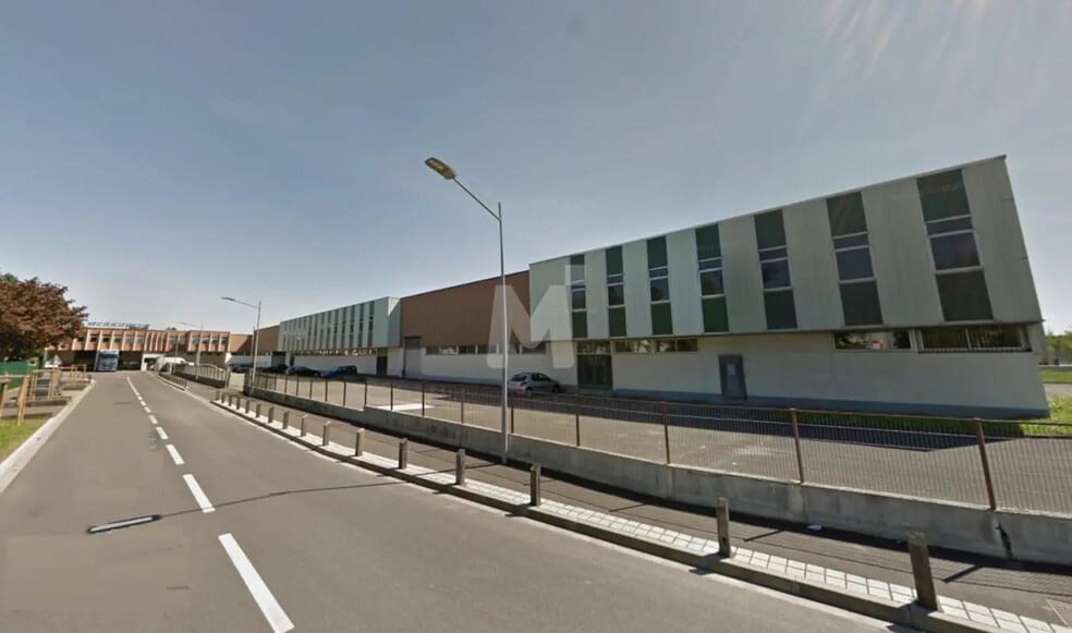 Flex in Morangis for lease - Building Photo - Image 1 of 3