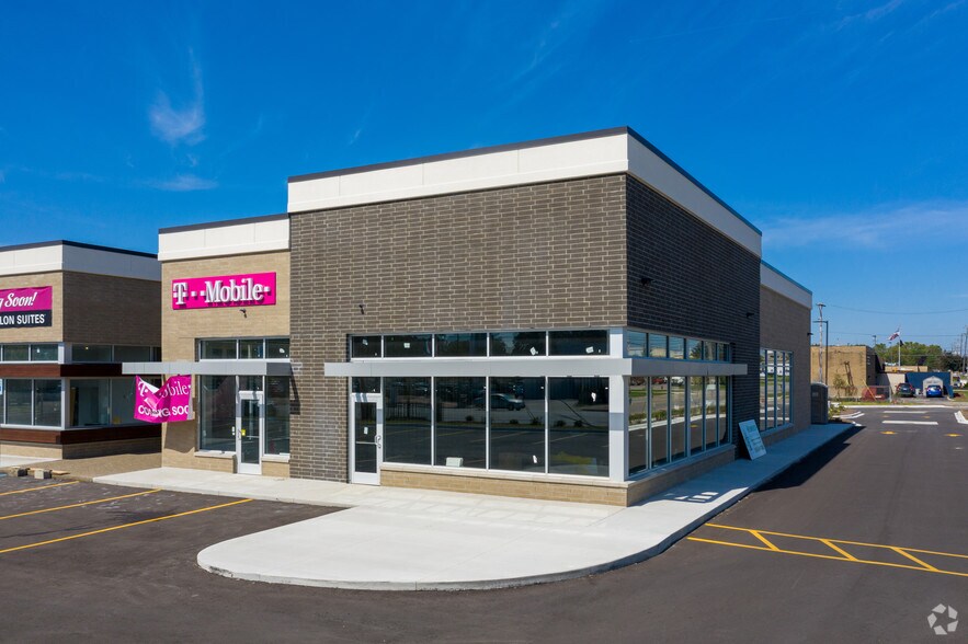 110-132 Ann Arbor Rd W, Plymouth, MI à louer - Photo du bâtiment - Image 1 de 9