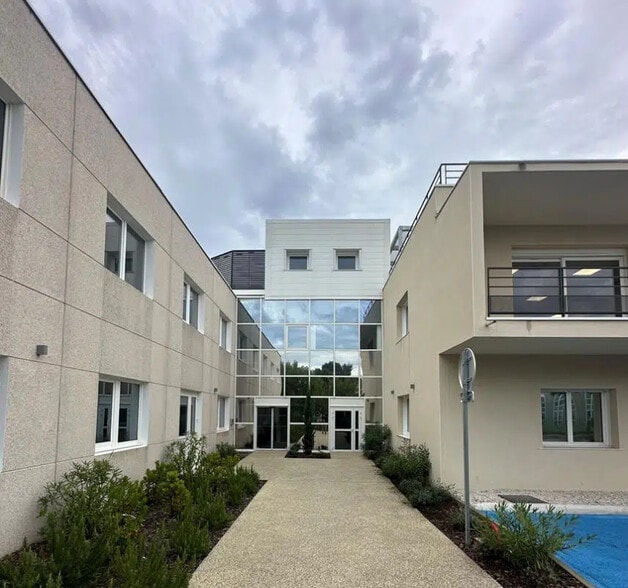 22 Rue Du 35Eme Regiment D'Aviation, Bron for lease - Building Photo - Image 2 of 4