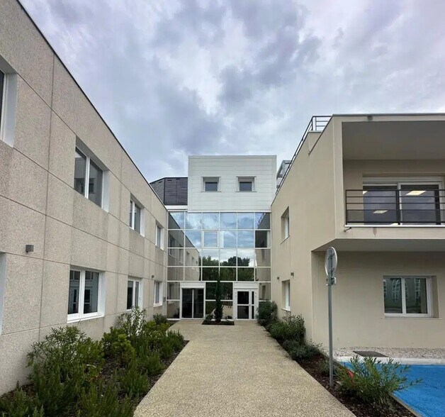 22 Rue Du 35Eme Regiment D'Aviation, Bron à louer - Photo du bâtiment - Image 2 de 4