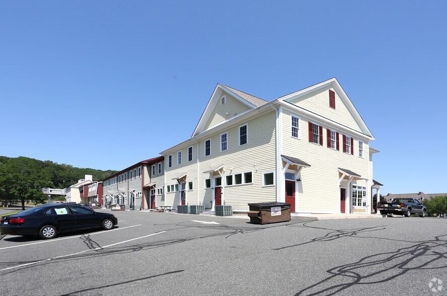 245 Amity Rd, Woodbridge, CT à louer - Photo du bâtiment - Image 2 de 10