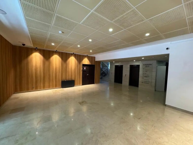 Office in Meudon for lease - Lobby - Image 1 of 7