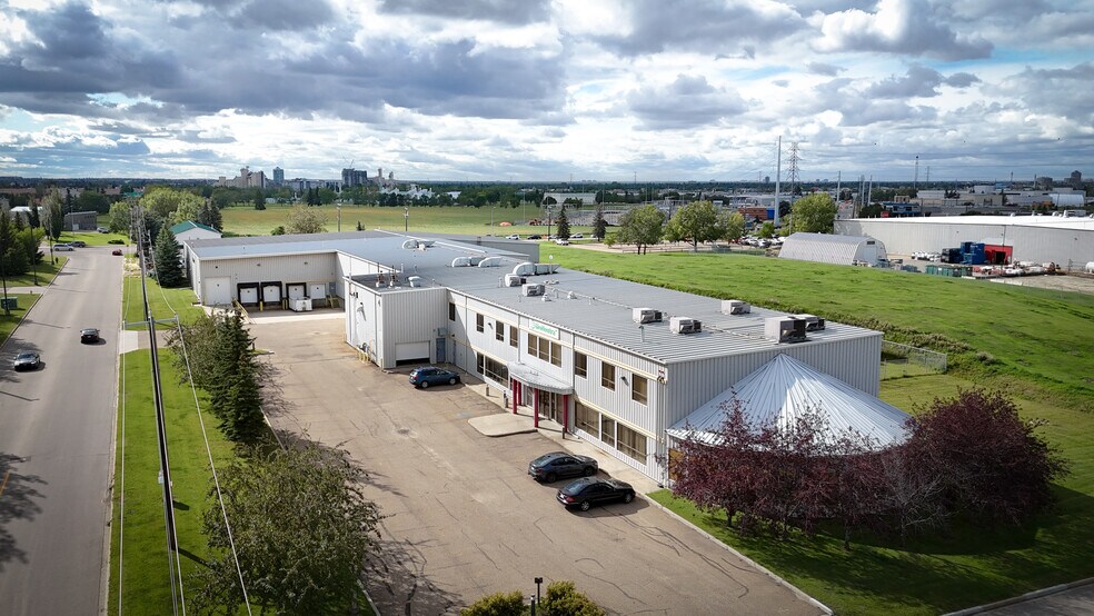 9608 25th Ave NW, Edmonton, AB à vendre - Photo du bâtiment - Image 3 de 10