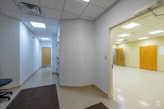 2 Medical Park Dr, West Nyack, NY for lease Interior Photo- Image 2 of 8