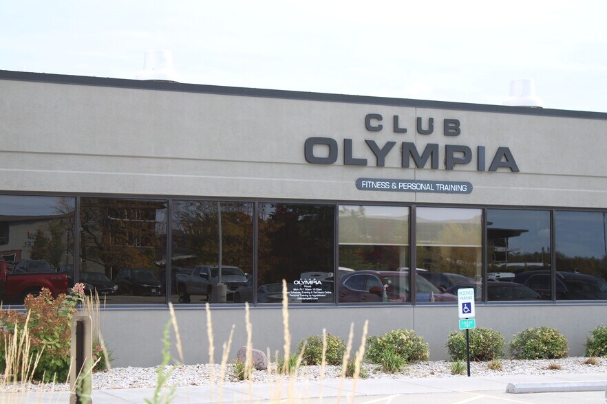 101 Camelot Dr, Fond Du Lac, WI à vendre - Photo du bâtiment - Image 2 de 29