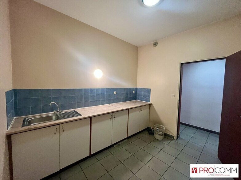 Office in Avignon for lease - Building Photo - Image 3 of 12