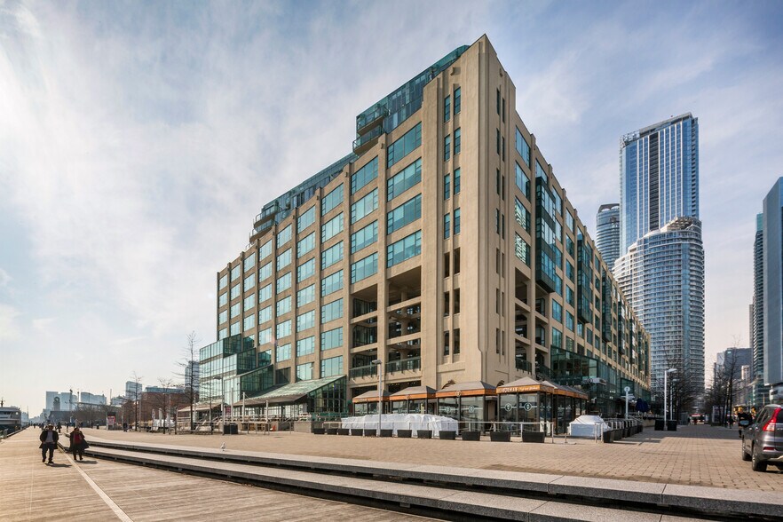 207 Queens Quay W, Toronto, ON à louer - Photo du bâtiment - Image 2 de 4