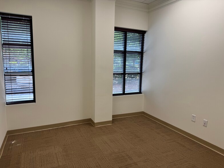 19520 W Catawba Ave, Cornelius, NC for lease - Building Photo - Image 3 of 10