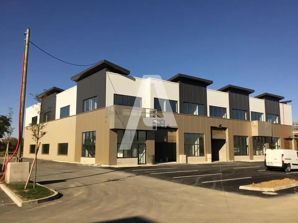 Local d'activités dans Saint-Pierre-du-Perray à vendre Photo du bâtiment- Image 1 de 9