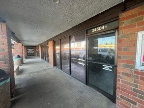 24450 Lyons Ave, Newhall, CA à louer Photo intérieure- Image 1 de 3