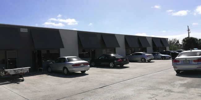 Plus de détails pour 1510 Latham Rd, West Palm Beach, FL - Local d'activités, Industriel à louer