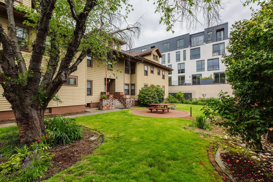 1830 NW 23rd Pl, Portland, OR à vendre - Photo du bâtiment - Image 3 de 19