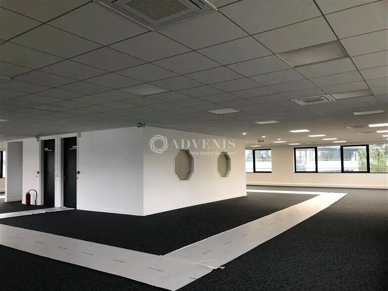 Flex in Trappes for lease - Interior Photo - Image 3 of 6