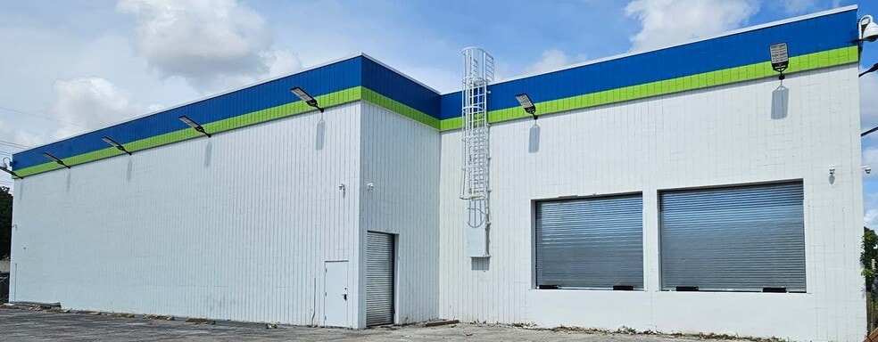 8800 NW 15th St, Miami, FL for lease - Building Photo - Image 3 of 14