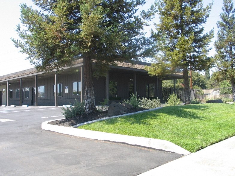 3719 Tully Rd, Modesto, CA à louer - Photo principale - Image 1 de 4