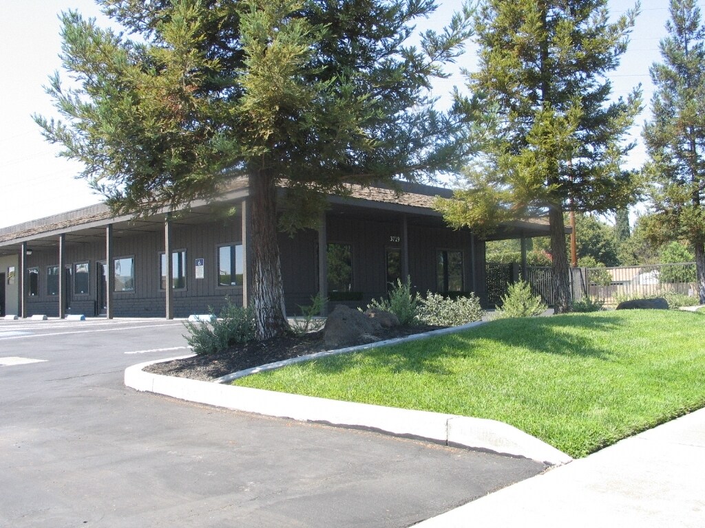 3719 Tully Rd, Modesto, CA à louer Photo principale- Image 1 de 5