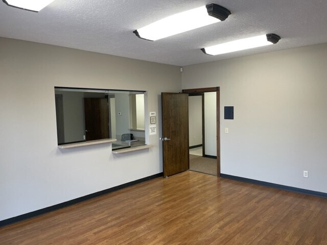 835 S 9th Ave, Haubstadt, IN à louer - Photo intérieure - Image 2 de 20