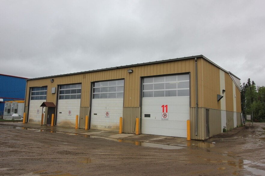 210 MacLennan Cres, Fort McMurray, AB à louer - Photo du bâtiment - Image 3 de 4