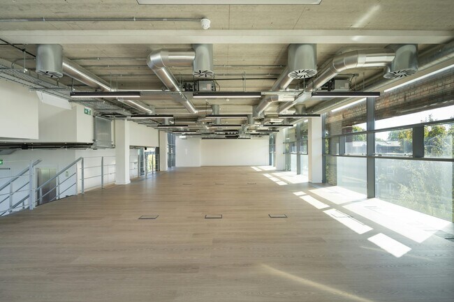 Plus de détails pour 42 Gloucester Ave, Londres - Bureau à louer