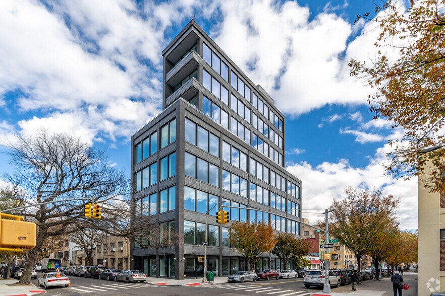 3501 36th Ave, Astoria, NY à louer - Photo du bâtiment - Image 1 de 13