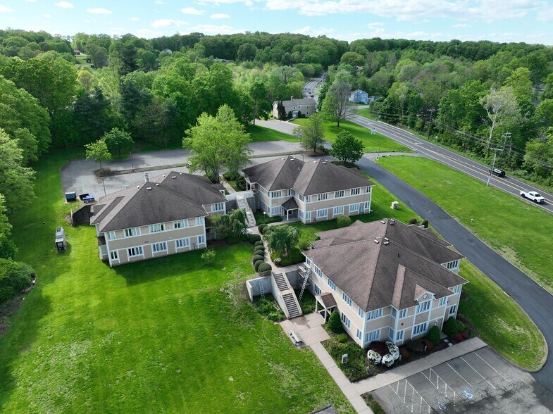 1224 Mill St, East Berlin, CT à louer - Photo du bâtiment - Image 1 de 15