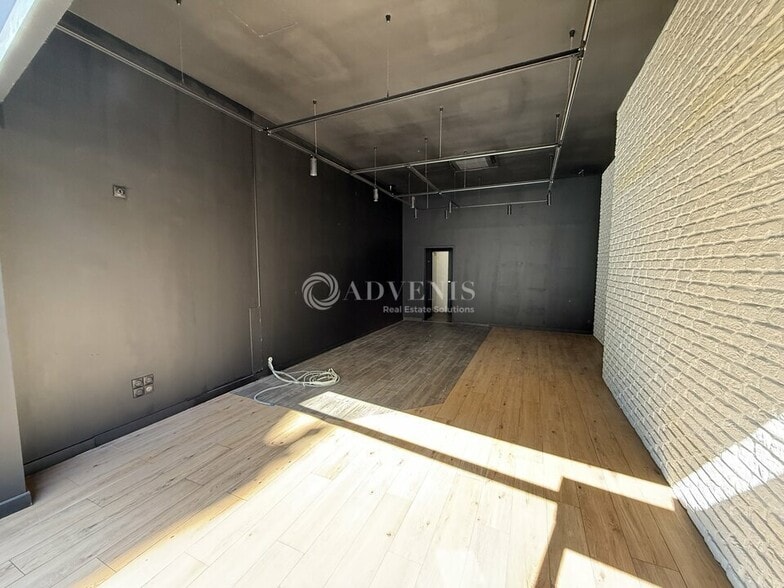 Retail in Orléans for lease - Building Photo - Image 2 of 8