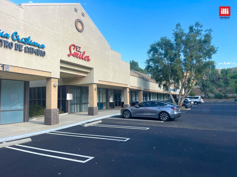 2315-2325 Kuehner Dr, Simi Valley, CA à louer - Photo du bâtiment - Image 2 de 14