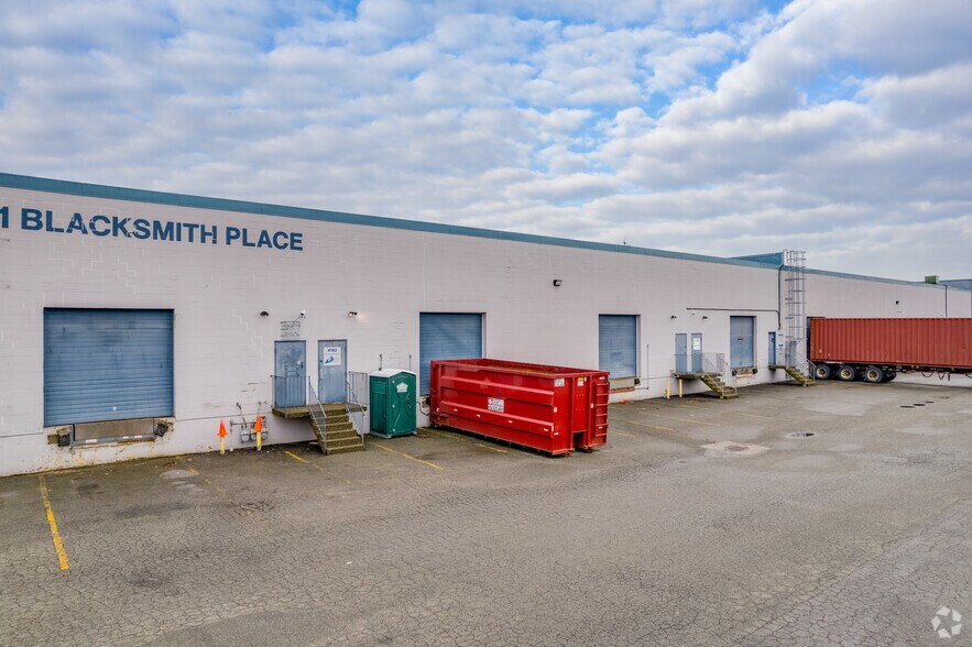 11471 Blacksmith Pl, Richmond, BC à louer - Photo du bâtiment - Image 3 de 5