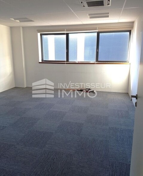 Office in Chelles for lease - Interior Photo - Image 2 of 4