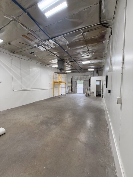 7054-7104 Gerald Ave, Van Nuys, CA for lease - Building Photo - Image 2 of 6