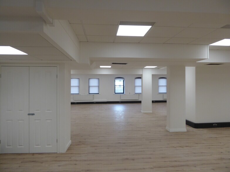 13 Queen Sq, Bristol for lease - Interior Photo - Image 3 of 14