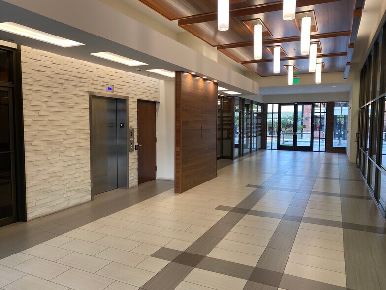 250 E Front St, Traverse City, MI à louer - Photo intérieure - Image 3 de 8