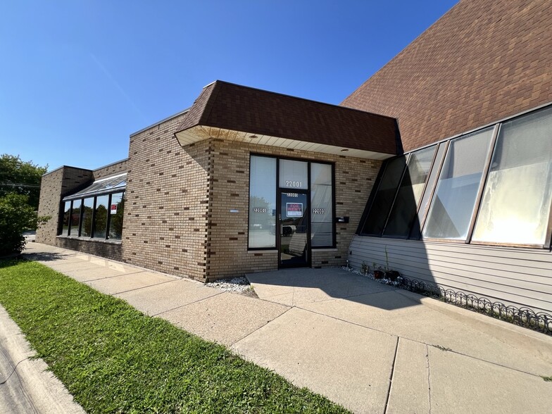 22001-22027 Kelly Rd, Eastpointe, MI for lease - Building Photo - Image 2 of 30